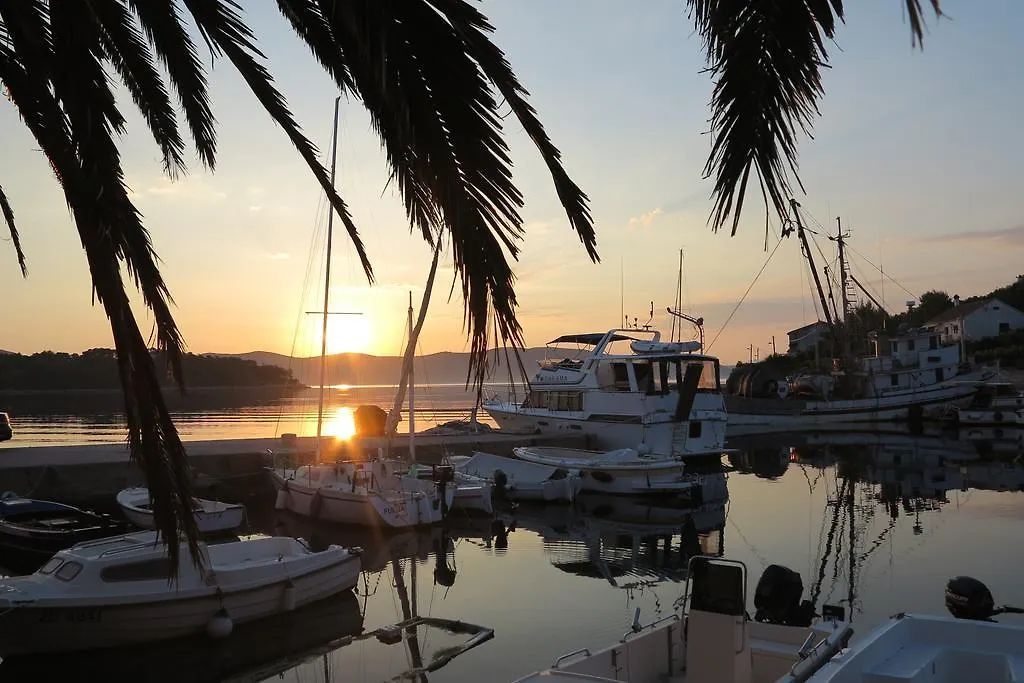 Villa Cortes Mali Iz 0*,  Croatia
