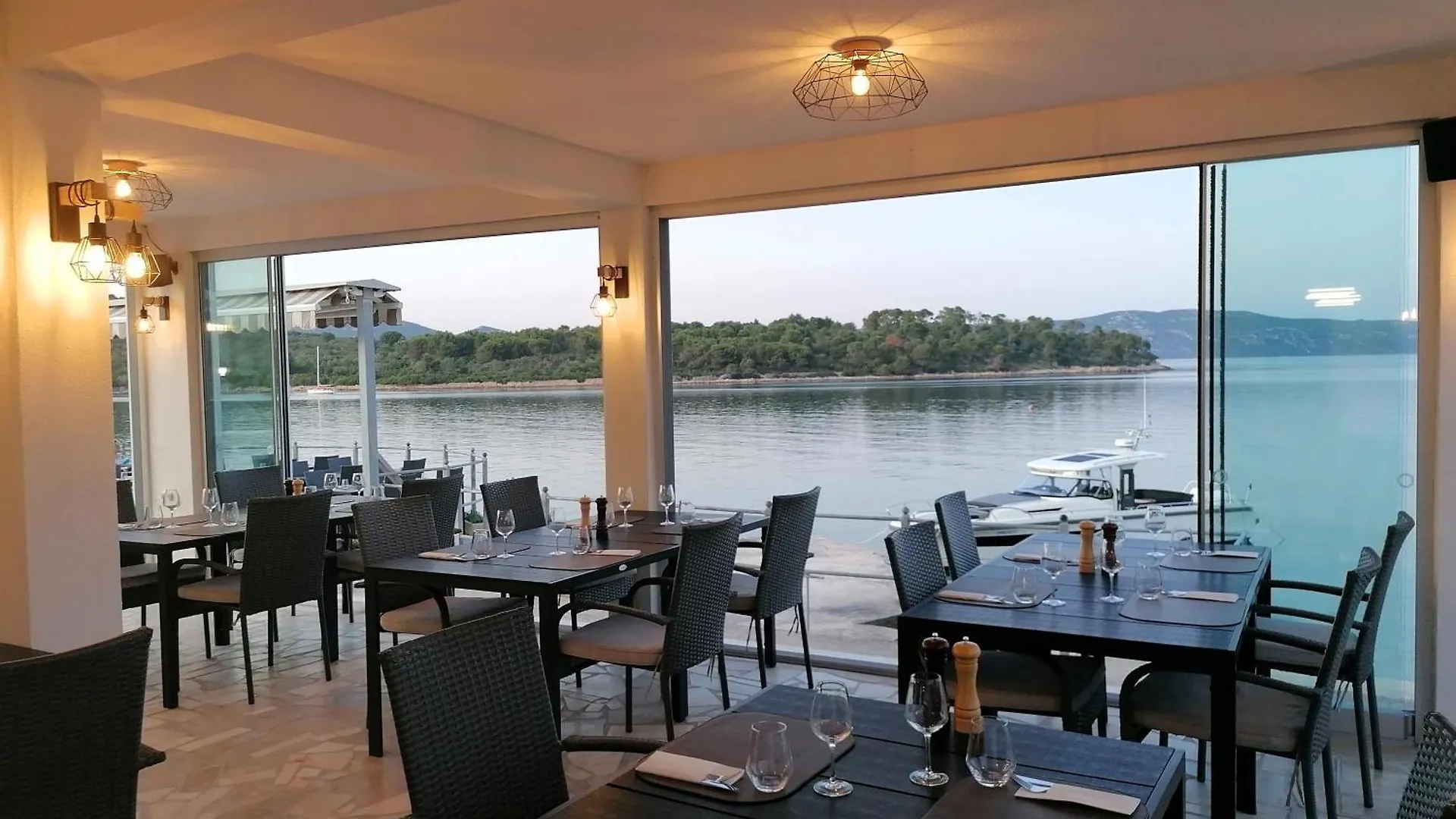 Guest house Villa Cortes Mali Iz