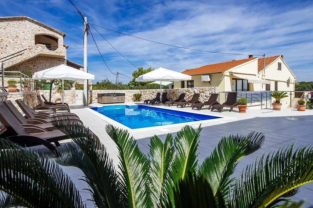Guest house Villa Cortes Mali Iz