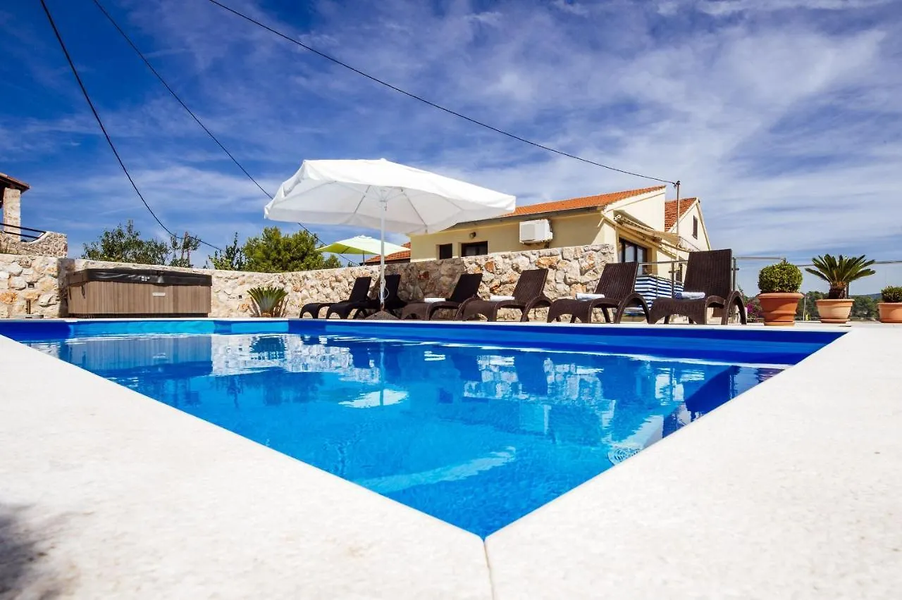 Villa Cortes Mali Iz